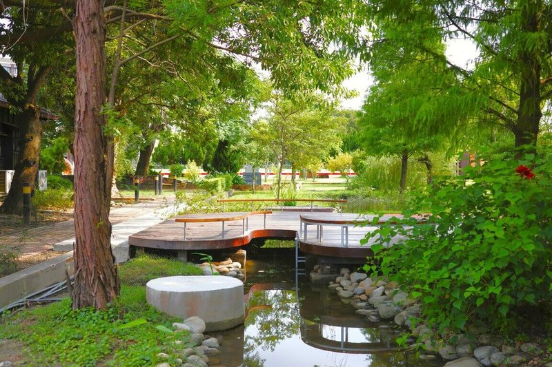 教育部24日發布新聞稿，宣布115年度「校園美感環境再造計畫」徵件開跑。過去參與計畫的苗栗縣山腳國小，打開原本陰暗且潮濕的環境，轉化為敞亮、親水串連自然與學習的開放場域。（教育部提供）中央社記者陳至中台北傳真　115年2月24日