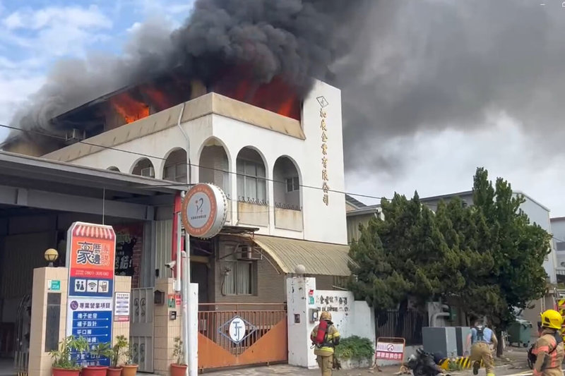 台南市南區一間廠房24日上午發生火災，冒出大量濃煙，消防局出動大批人車前往灌救。（讀者提供）中央社記者楊思瑞台南傳真  115年2月24日