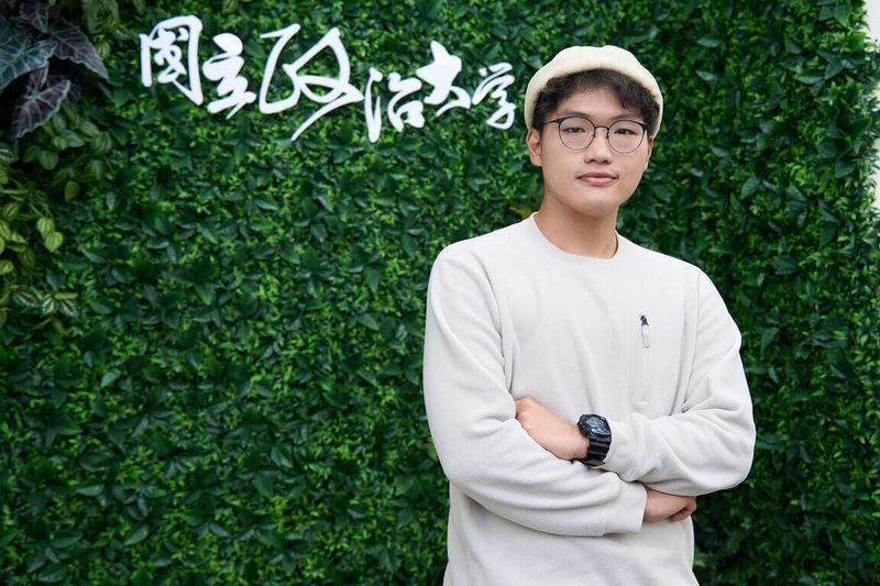 新住民第二代學生賴嘉騏獲得政治大學「人社拋光．點亮璞玉」計畫支持，賴嘉騏表示，4年的獎學金支持，讓他可以用長期視角思考未來，而不是每年都為經濟壓力分心；未來希望整合教育科技與學習科學的專業訓練，為新住民家庭與弱勢學子點亮未來。（政大提供）中央社記者許秩維傳真　115年2月24日