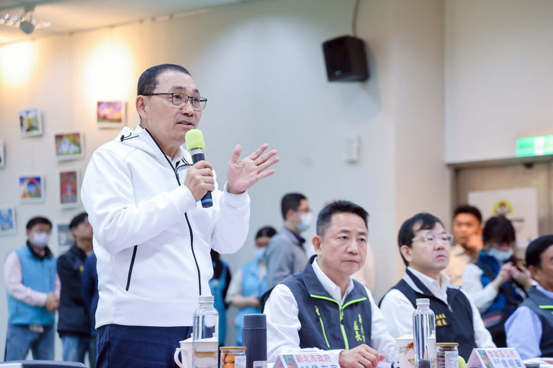 新北市府行動治理座談會24日在鶯歌區舉行,新北市長侯友宜(前左)向當地市議員、里長說明市府列管個案進度,前左2為區長曾明華。(新北市府新聞局提供)中央社記者黃旭昇新北傳真 115年2月24日