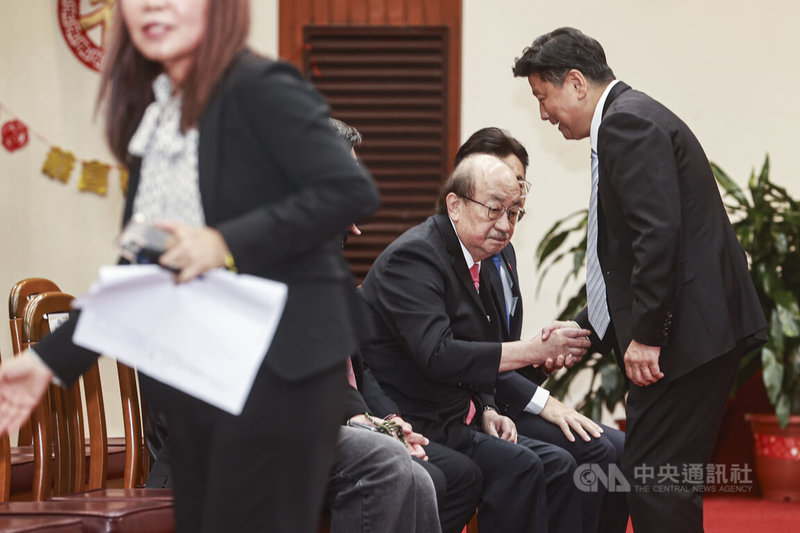 立法院24日上午舉行115年新春團拜,民進黨團總召柯建銘(右2)與國民黨團總召傅崐萁(右1)出席,2人在會中握手致意。中央社記者鄭清元攝 115年2月24日