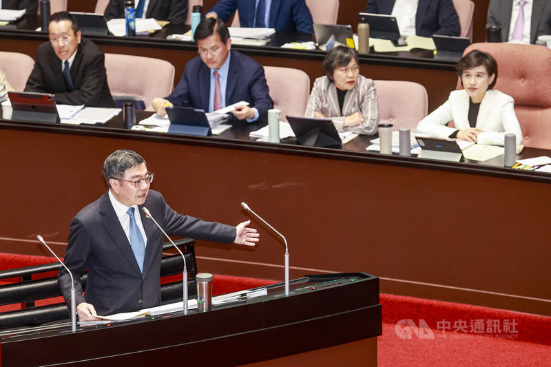 行政院長卓榮泰（前左）24日上午赴立法院會施政報告並備質詢，國民黨團總召傅崐萁質詢台美關稅議題時一度要求行政院副院長鄭麗君（後右）一同上台備詢。中央社記者鄭清元攝　115年2月24日