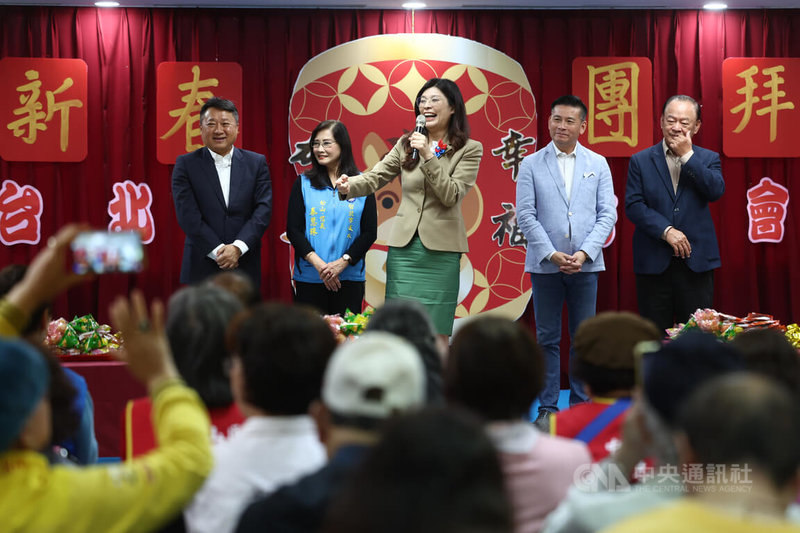 國民黨主席鄭麗文（後中）24日在黨中央出席黨內台北市新春團拜，她登台向參與黨員們拜年並獻上新春祝福。中央社記者王騰毅攝  115年2月24日