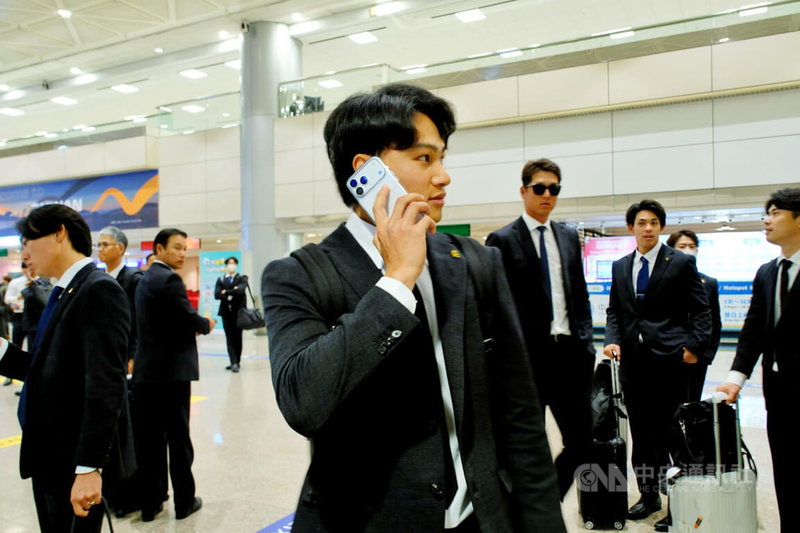 2026台日棒球國際交流賽將在台北大巨蛋開打，邀請日本職棒福岡軟銀鷹隊、北海道日本火腿鬥士隊來台，與世界棒球經典賽（WBC）台灣隊、中華職棒球隊交手，日職軟銀鷹隊成員24日搭機抵達台灣。中央社記者吳睿騏桃園機場攝　115年2月24日