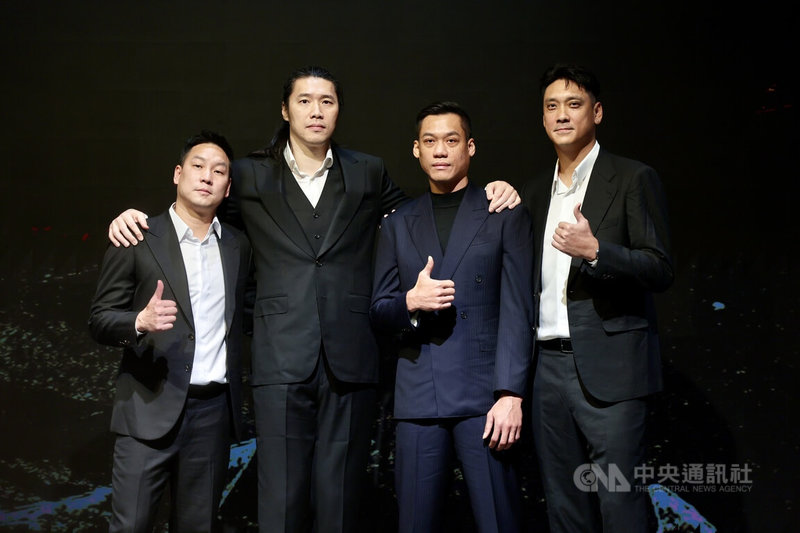 林志傑（右2）與昔日球場戰友陳世念（左）、曾文鼎（左2）、田壘（右）合影。中央社記者王飛華攝　115年2月24日