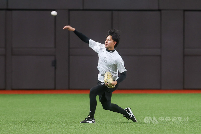 2026台日棒球國際交流賽25日將於台北大巨蛋登場，日本職棒福岡軟銀鷹隊投手徐若熙（圖）24日隨隊到大巨蛋備戰，進行傳接球暖身訓練。中央社記者王騰毅攝　115年2月24日