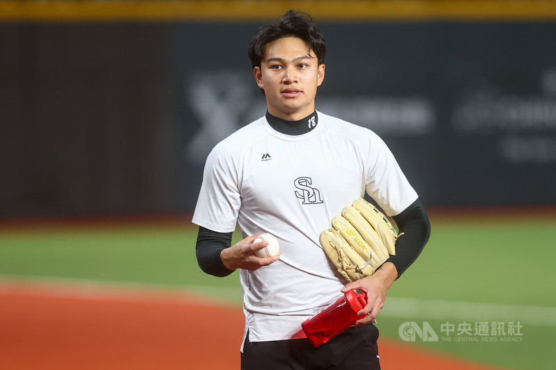 2026台日棒球國際交流賽即將開打，日本職棒福岡軟銀鷹隊投手徐若熙（圖）24日隨隊到台北大巨蛋備戰，在場中參與訓練。中央社記者王騰毅攝　115年2月24日