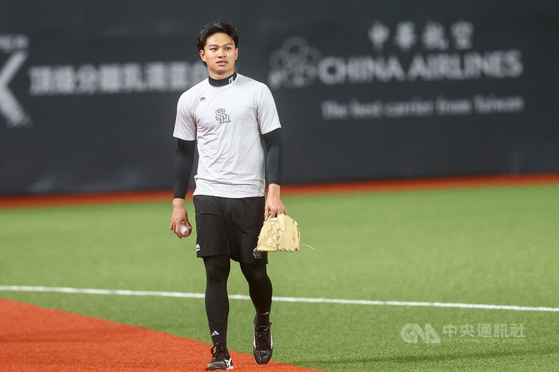 2026台日棒球國際交流賽將於25日開打，日本職棒福岡軟銀鷹隊投手也是世界棒球經典賽（WBC）台灣隊投手徐若熙（圖）24日隨隊到台北大巨蛋備戰，進行暖身訓練。中央社記者王騰毅攝　115年2月24日