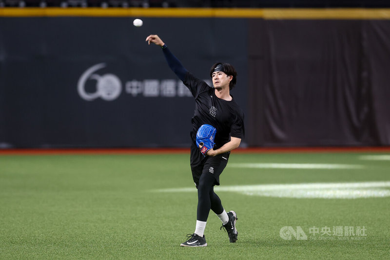 2026台日棒球國際交流賽25日將於台北大巨蛋登場，日本職棒福岡軟銀鷹隊投手上澤直之（圖）24日隨隊到大巨蛋備戰，在場中進行傳接球訓練。中央社記者王騰毅攝　115年2月24日