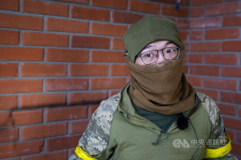 俄烏戰爭烏方前線人力持續承壓，外籍志願兵成為重要補充。台灣志願兵「皮卡丘」曾在2022年夏季於北頓內茨克作戰時與死神擦肩而過。圖為「皮卡丘」在哈爾科夫州安全屋接受採訪。中央社記者陳彥婷哈爾科夫州攝　115年2月24日