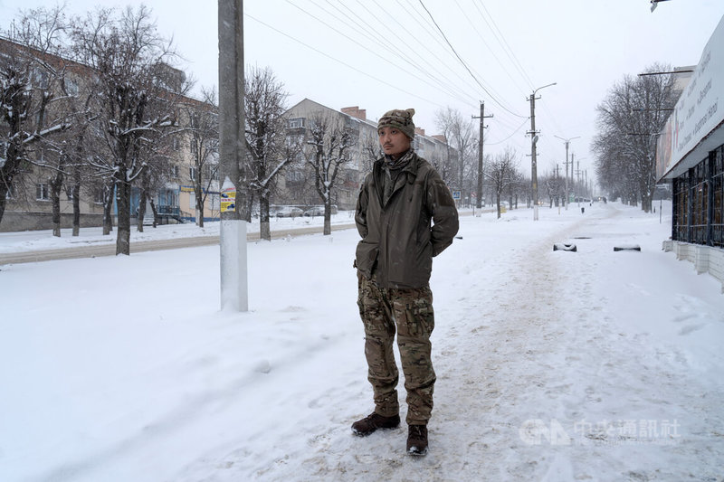 香港志願兵「秋馬」開玩笑說他的傷只是「小事」,在醫院看到更多骨折、截肢、頭部受傷都只是視為輕症。圖為「秋馬」在哈爾科夫州接受採訪。中央社記者陳彥婷哈爾科夫州攝 115年2月24日