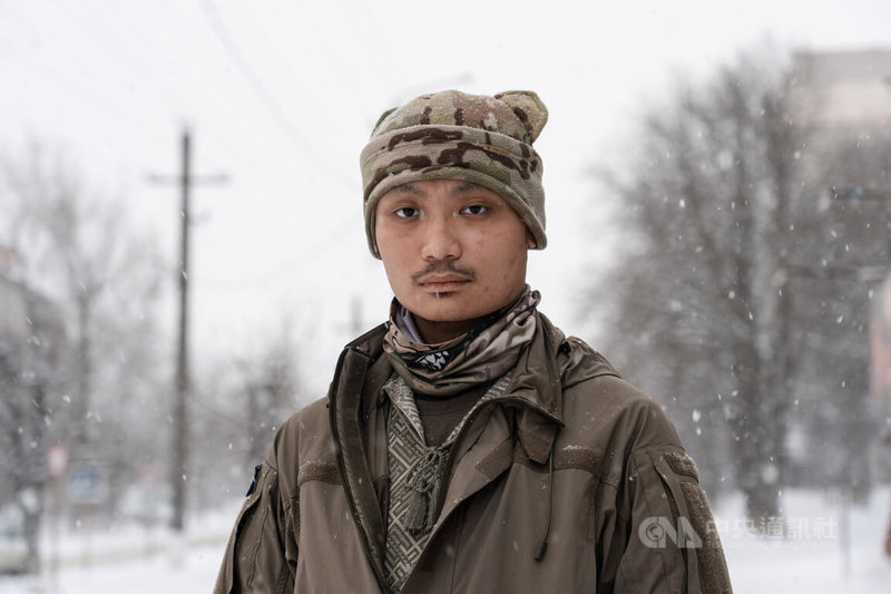 香港志願兵「秋馬」初抵前線時,形容「未知比恐懼更可怕」。他的裝甲車停下瞬間,一架遭干擾的無人機在眼前墜落爆炸,震撼畫面成為戰爭的第一印象。圖為「秋馬」在哈爾科夫州接受採訪。中央社記者陳彥婷哈爾科夫州攝 115年2月24日