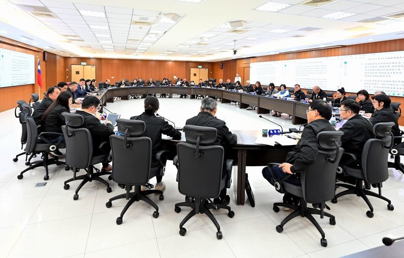 苗栗縣政府稅務局114年下半年爭取台電、中油2項工程印花稅在苗栗縣繳納，挹注縣庫新台幣3.8億餘元，縣府24日縣務會議決議，將用於替80歲以上長輩繳付健保費，預計7月起試辦1年半。（苗栗縣政府提供）中央社記者管瑞平傳真　115年2月24日