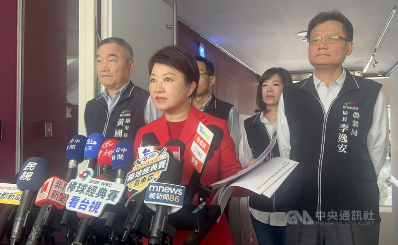 對於美國關稅變局，台中市長盧秀燕（前中）24日受訪時建議政府比照韓國海關向業界提出退稅指引外，也建議總統賴清德到立法院報告時應接受即問即答，有效釐清。中央社記者郝雪卿攝  115年2月24日