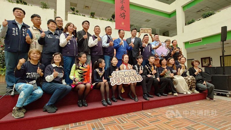 嘉義縣政府24日舉行「光躍台灣．點亮嘉義－天天都精彩燈會亮點宣傳記者會」，邀民眾3月3日至3月15日來看燈會。後排左8為縣長翁章梁。中央社記者蔡智明攝　115年2月24日