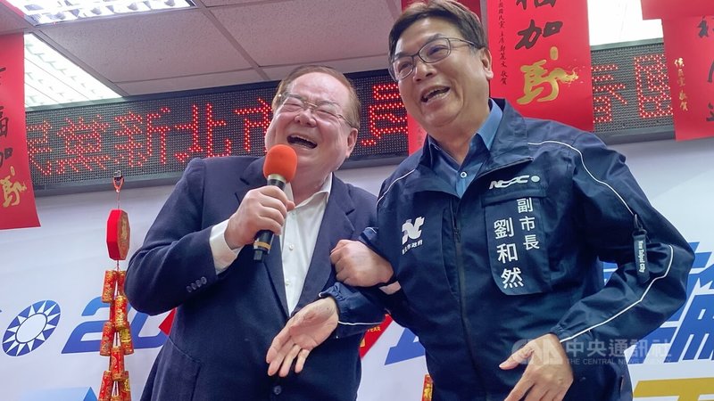 國民黨副主席李乾龍(左)24日參加國民黨新北市黨部新春團拜,以「兄弟」稱呼新北市副市長劉和然(右),並強調新北整合是全國示範,若2026年縣市長選舉穩住局勢,開出紅盤,國民黨有機會在2028年重返執政。中央社記者黃旭昇新北攝 115年2月24日