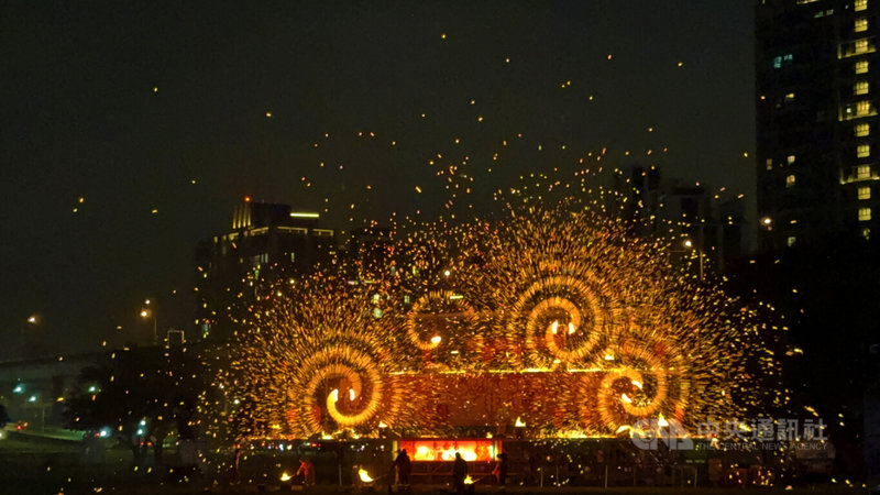 2026新北燈會24日晚間邀請中國山西鐵花秀團隊演出，表演者以高溫鐵水製造絢麗火花，視覺效果震撼。中央社記者曹亞沿攝　115年2月24日