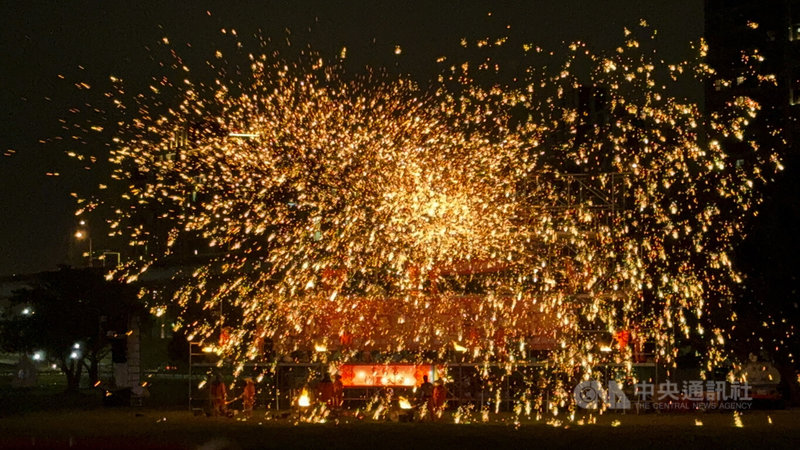 2026新北燈會邀請屬中國文化遺產的山西打鐵花演出,24日晚間為最後一場表演,表演者將攝氏1600度的高溫鐵水擊向天際。中央社記者曹亞沿攝 115年2月24日