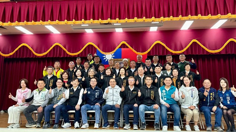 新北市政府行動治理座談會24日在三峽區舉行,新北市長侯友宜(前左6)與當地市議員、里長合影。(新北市府民政局提供)中央社記者黃旭昇新北市傳真 115年2月24日