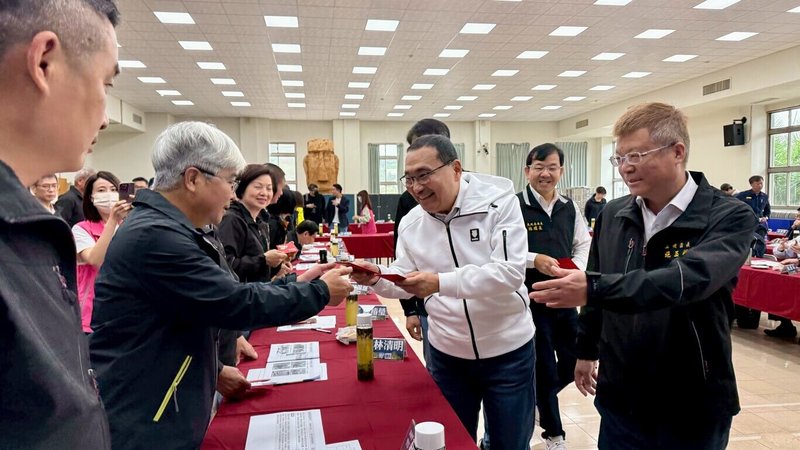新北市政府24日舉行三峽區行動治理座談,新北市長侯友宜(前右2)在區長施玉祥(前右)陪同下,發送福袋給里長。(新北市府民政局提供)中央社記者黃旭昇新北市傳真 115年2月24日