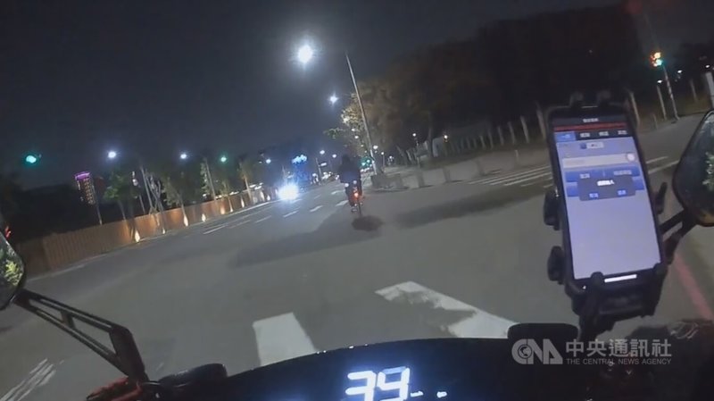 台中警方日前巡邏時，在北屯區發現林姓男子（圖）騎乘YouBike，卻騎得搖搖晃晃，上前攔查關心後，發現他因涉及14件詐欺案遭通緝，全案警詢後依法逮捕押解歸案。（翻攝照片）中央社記者蘇木春傳真　115年2月24日