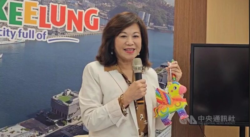 元宵節即將到來，基隆市副市長邱佩琳（圖）24日在記者會公布「飛天馬」小提燈，以繽紛彩虹色系，搭配翅膀與星星元素，打造彷彿翱翔天際的夢幻造型。中央社記者王朝鈺攝　115年2月24日