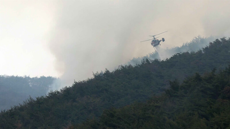 韓國慶尚南道密陽市23日發生森林大火，消防單位24日出動直升機滅火。（韓聯社）