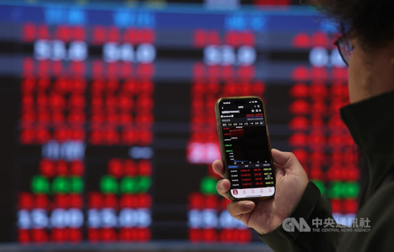 台股24日在台積電、台達電等權值股領軍下，逆勢開高走高，盤中大漲逾千點，最高衝上34786.42點。集中市場指數終場大漲927.56點，收在34700.82點，盤中與收盤指數雙創歷史新高。（中央社檔案照片）