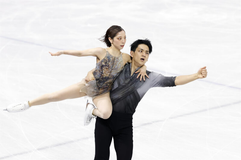 日本雙人花式滑冰選手三浦璃來（左）與木原龍一（右）16日在米蘭冬奧雙人花式滑冰賽事奪下金牌。（共同社）