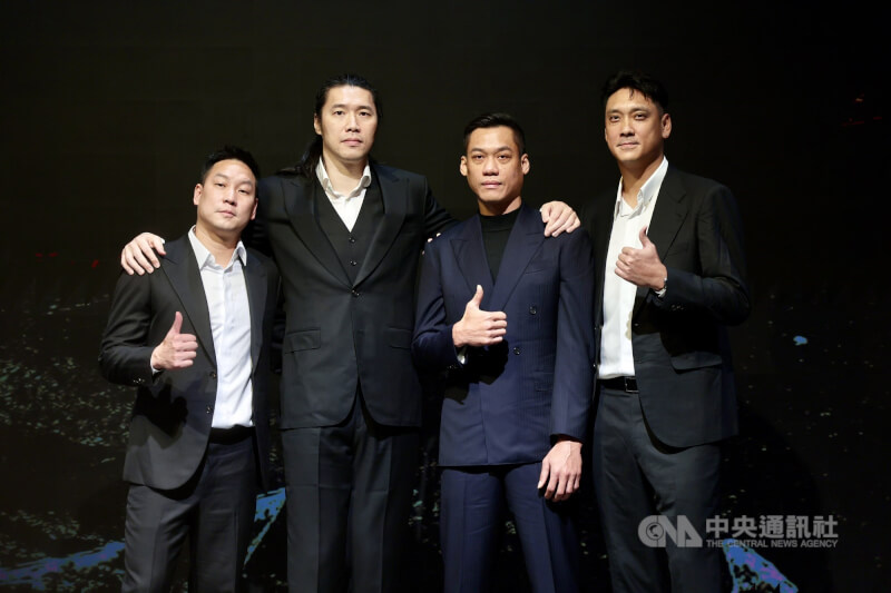 台灣職業籃球聯盟P. LEAGUE+（PLG）台北富邦勇士隊球員「野獸」林志傑宣布本季結束後卸下戰袍，球團24日在台北為他舉辦引退記者會。圖為林志傑（右2）與昔日球場戰友陳世念（左）、曾文鼎（左2）、田壘（右）合影。中央社記者王飛華攝　115年2月24日