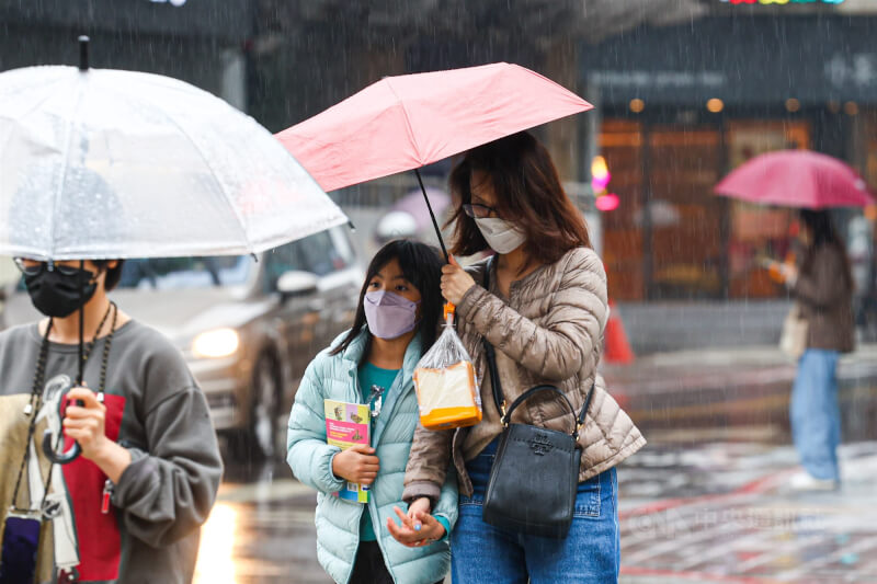 台北市永康街商圈逛街民眾撐傘遮擋雨勢。（中央社檔案照片）
