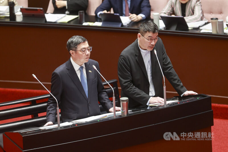 行政院長卓榮泰（左）24日應邀赴立法院施政報告，與陸委會副主委梁文傑（右）同台回應立委質詢民眾黨立委李貞秀國籍爭議等相關問題。中央社記者鄭清元攝　115年2月24日