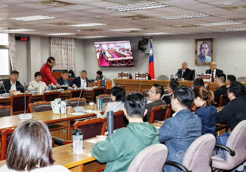 立法院長韓國瑜（主席台左）24日下午召開朝野協商，研商「邀請賴清德總統至立法院進行國情報告」相關事宜。中央社記者郭日曉攝 115年2月24日