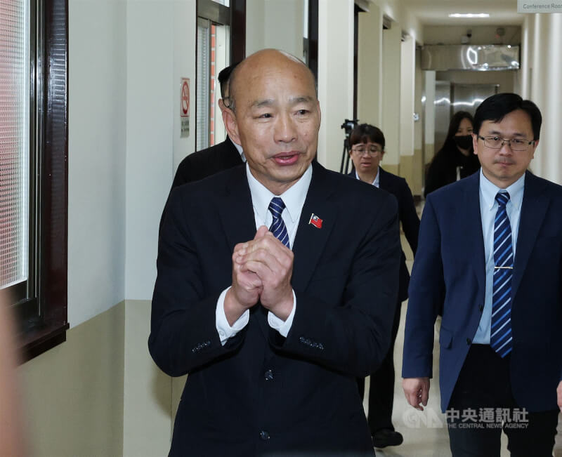 立法院長韓國瑜24日舉滿清太監以濕紙覆蓋口鼻，使人逐步窒息而亡的故事，示警國民黨團注意危機；他說，若能讓軍購特別條例付委審查，可能等於先拿掉一張悶住口鼻的紙。中央社記者郭日曉攝 115年2月24日