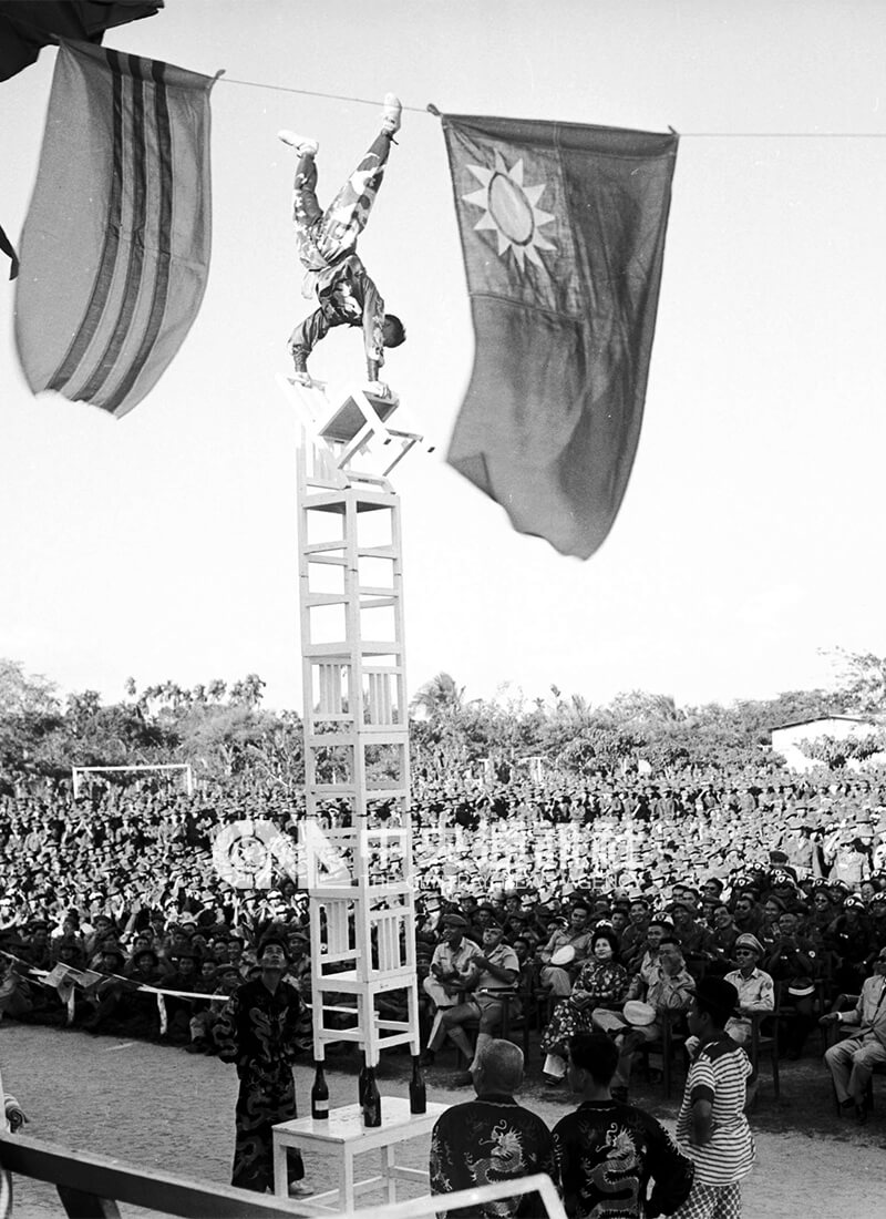 李棠華雜技團赴越南共和國（南越）光中軍事訓練中心勞軍，表演驚險的「直上雲梯」特技。中央社記者何燕生攝　49年2月27日