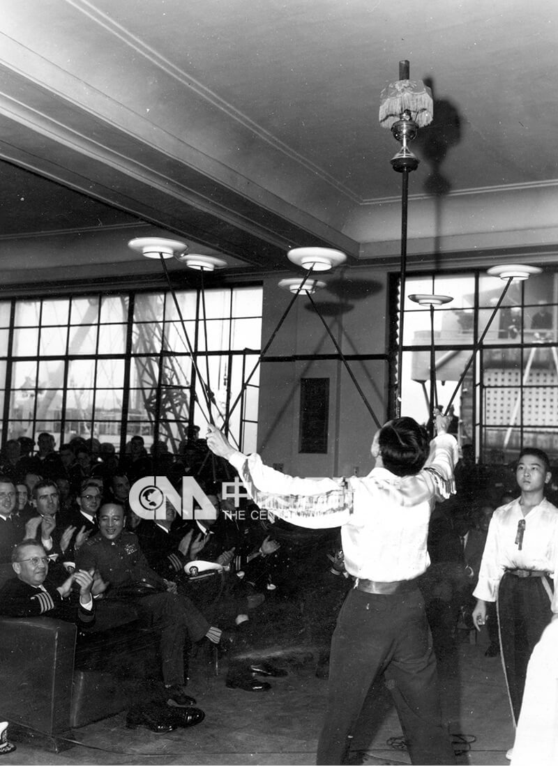 國防部招待美國第七艦隊官兵欣賞李棠華雜技團演出,以感謝美軍護航下,順利完成大陳島撤退。中央社記者秦炳炎攝 44年2月14日