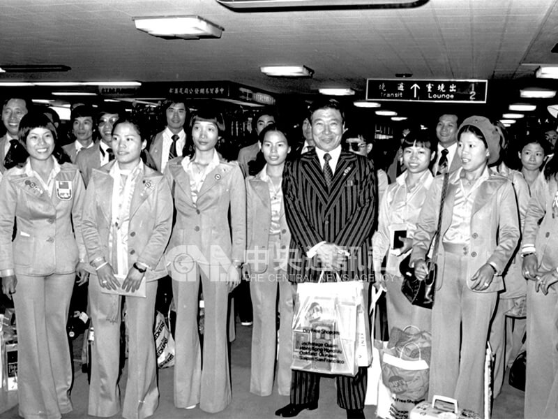 李棠華雜技團在南非130多個城市訪問表演超過1年後,搭機返抵台北。團長李棠華為中著深色西裝者。中央社記者陳漢中攝 67年2月25日