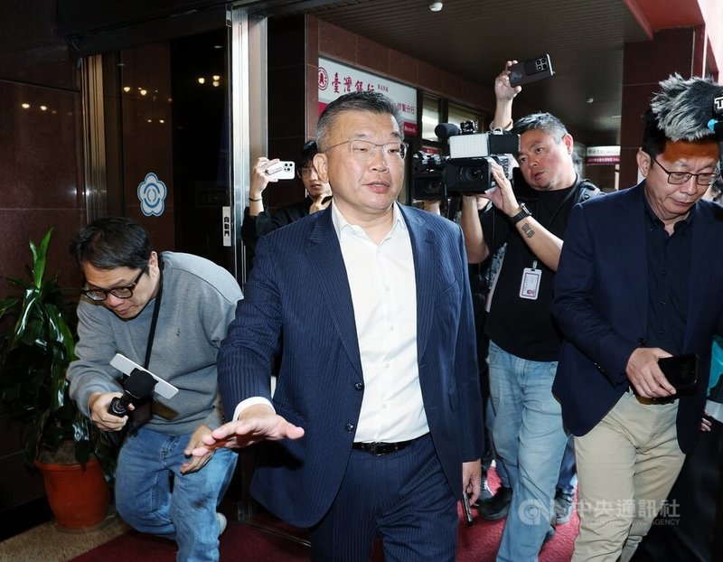 民進黨立法院黨團24日召開黨團會議，改選黨團幹部，由擔任25年總召的民進黨立委柯建銘及民進黨立委蔡其昌角逐，最終推舉蔡其昌（中）擔任黨團總召。中央社記者郭日曉攝 115年2月24日