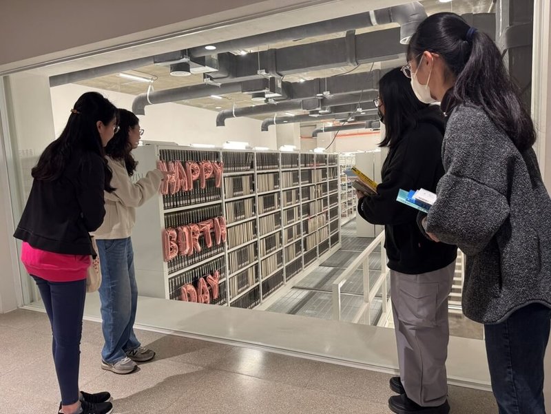 台中市立圖書館3月適逢成立10週年，將於3月1日至31日舉辦閱讀挑戰活動，位於綠美圖的總館更在密集書庫以書排出Happy Birthday字樣祝福。（台中市政府提供）中央社記者郝雪卿傳真　115年2月25日