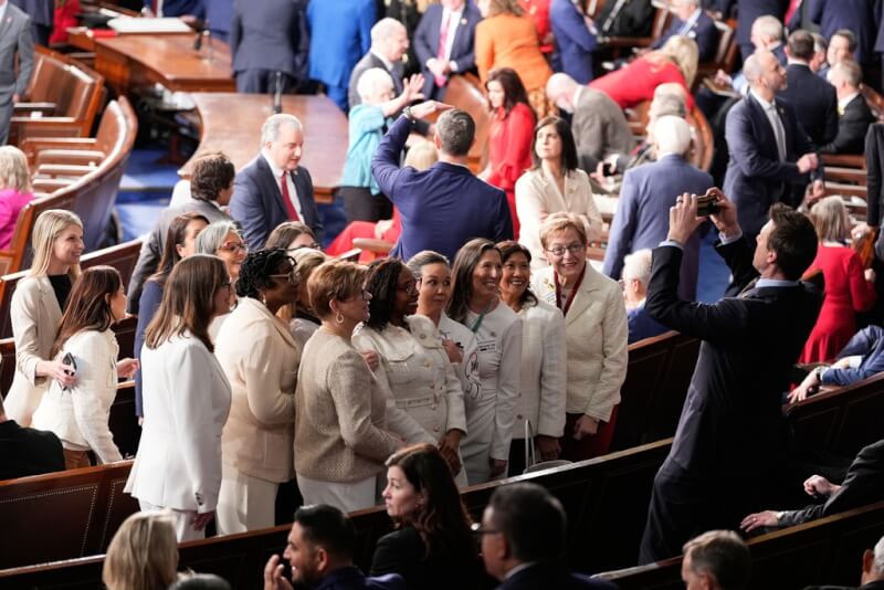美國民主黨多名女議員24日身穿全白套裝出席總統川普的國情咨文演說。（美聯社）
