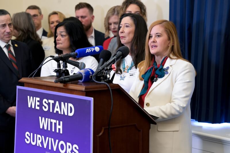 川普發表國情咨文前，艾普斯坦案受害者身穿全白套裝出席記者會。（美聯社）