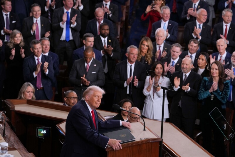 美國總統川普（前）24日發表第2任期首場國情咨文演說，內容涵蓋經濟與伊朗情勢等議題，歷時1小時48分鐘，締造史上最長紀錄。（美聯社）