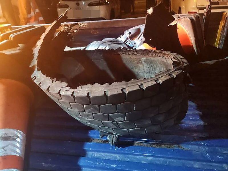 王姓男子24日深夜駕駛聯結車行經國道1號南向彰化縣北斗路段，因爆胎致胎皮散落中線車道，後方5輛車閃避不及碰撞，所幸無人受傷。（民眾提供）中央社記者鄭維真傳真 115年2月25日