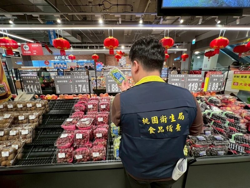 桃園市大全聯青埔店遭人揭露發霉蔬果整理後販售及擅自更動員工班表。桃園市衛生局25日表示已派員稽查，後續將加強抽驗與稽查，勞動檢查處也派員檢查釐清是否有違法情事。（桃園市政府衛生局提供）中央社記者吳睿騏桃園傳真　115年2月25日
