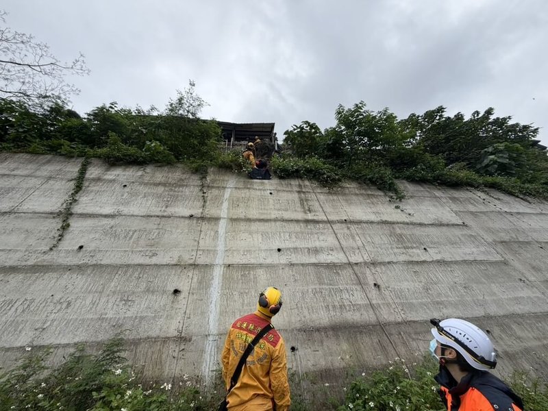 花蓮縣秀林鄉文蘭村70多歲林姓婦人25日下午在工寮工作，與朋友合力搬抬物品途中，不慎摔落5公尺深邊坡，特搜人員架設繩索系統下切救援，林女傷勢嚴重，送醫急救。（花蓮特搜大隊提供）中央社記者張祈傳真　115年2月25日