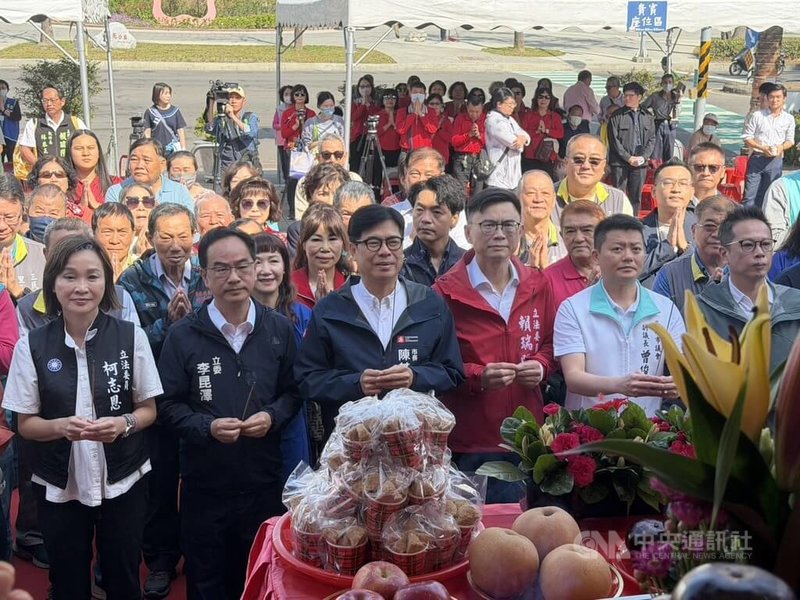 高雄市政府客家事務委員會25日在新客家文化園區文物館，舉行客家傳統祭儀「新春祈福」，由高雄市長陳其邁（前排左3）擔任主祭官，與多位民代及社團領袖共同行三獻禮，在莊嚴的古禮中，為高雄祈求風調雨順、國泰民安。中央社記者張已亷攝  115年2月25日