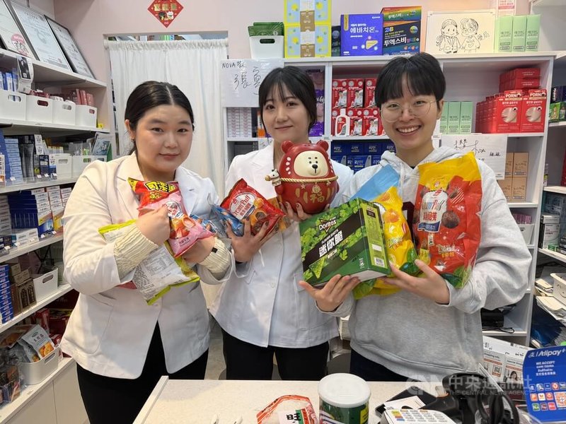 在社群媒體上爆紅的韓國NOVA藥局，位在競爭激烈的觀光商圈明洞，3名20多歲的年輕藥師鄭瑞淵（左起）、孫仁愛、楊允知一起經營，因為被台灣客人的親切、體貼打動，成為最愛台灣人的韓國藥局。中央社記者楊啟芳首爾攝　115年2月25日