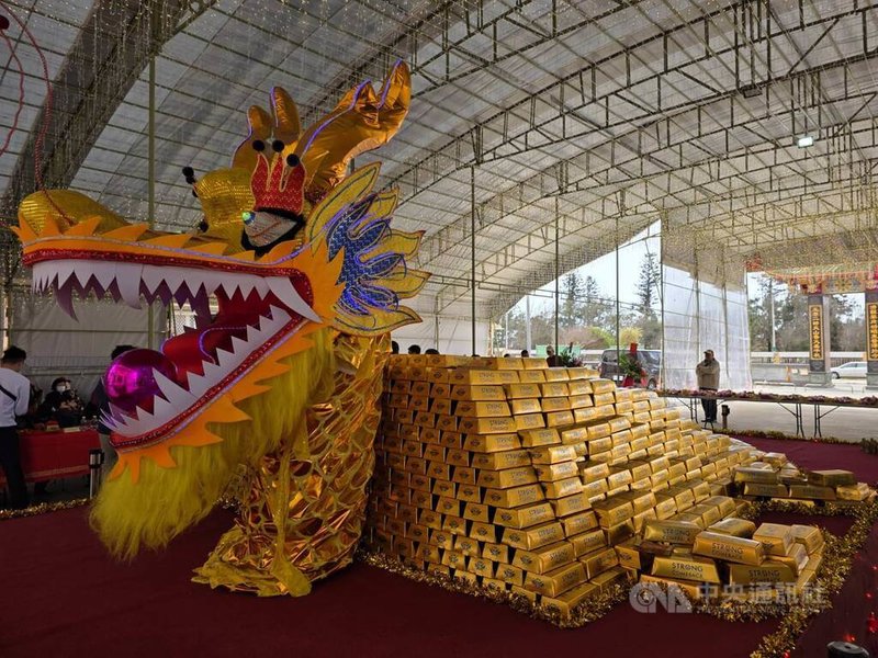 澎湖尖山顯濟殿「元宵乞龜博金磚文化季」，25日為「東山再起」金磚龜開光啟靈，27日起展開博金磚龜活動。中央社   115年2月25日