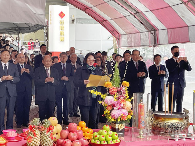 裕隆25日下午舉行新春開工祈福儀典，執行長嚴陳莉蓮（前中）表示，集團邁入「深化車輛製造到移動服務生活」轉型關鍵期。 中央社記者鍾榮峰攝 115年2月25日