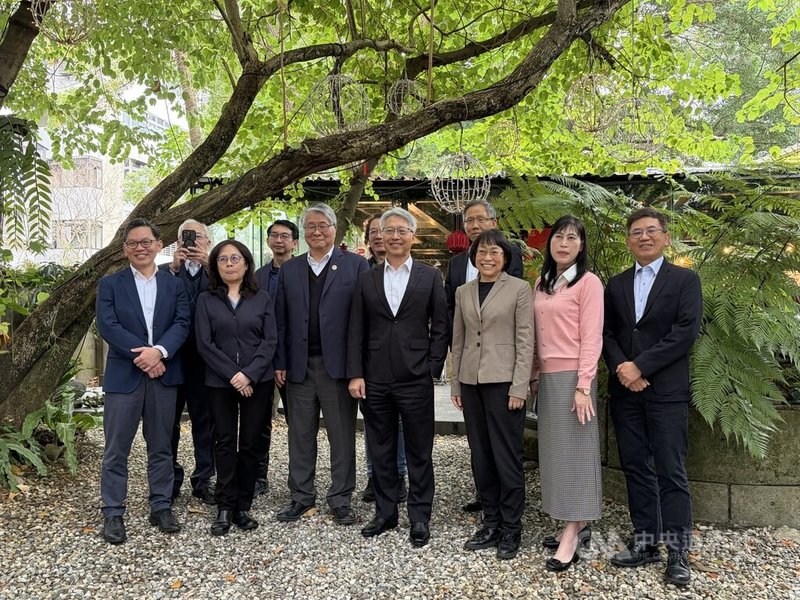 中研院長廖俊智任期將於今年6月20日屆滿，他25日與媒體餐敘時指出，將中研院南部院區從零建設發展到目前成果，是過去10年來最主要成就。圖為廖俊智（前中）與中研院一級主管合影。中央社記者吳欣紜攝　115年2月25日